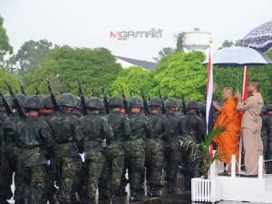 ทหารนาวิกฯ ภาคใต้สวนสนามถวายสัตย์ต่อ “ธงชัยเฉลิมพล” ในวันกองทัพไทย ท่ามกลางสายฝน