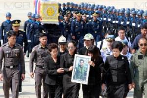“ประวิตร” พร้อมผู้นำเหล่าทัพ ร่วมพิธีสวดพระอภิธรรมศพ “ผู้พันแอร์” นักบินกริพเพน