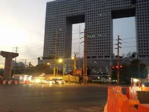 รื้อเสร็จแล้ว สะพานแยกรัชโยธิน รฟม. ลงมือขุดผนังอุโมงค์เร่งคืนผิวจราจรกลางแยก พ.ค.นี้
