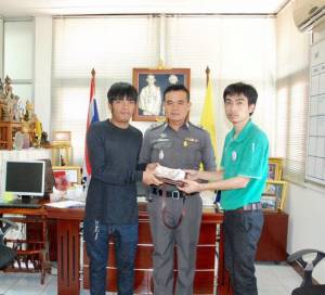 ชื่นชม หนุ่มโลตัสอุตรดิตถ์เก็บเงินหล่นในห้างเกือบ 2 แสน แจ้ง ตร.ส่งคืนเจ้าของ