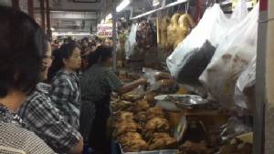 ชาวไทยเชื้อสายจีนแน่นกาดหลวงเชียงใหม่ ซื้อข้าวของ “วันจ่าย” เตรียมไหว้ตรุษจีน