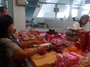 ตลาดชายแดนสตูลจับจ่ายตรุษจีนคึกคัก ร้านค้าคงราคาเดิมช่วยเหลือผู้ประสบภัย
