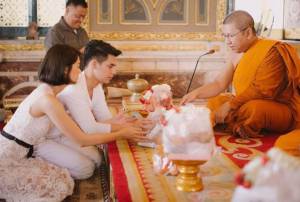 เกิดวันตรุษจีน “ซี ศิวัฒน์” เกี่ยวก้อยภรรยา “เอมี่ กลิ่นประทุม” เข้าวัดทำบุญ