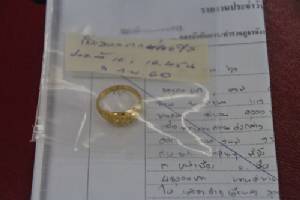 พยาบาลสาวน้ำใจงาม เก็บแหวนทองได้มอบให้ตำรวจตามหาเจ้าของ