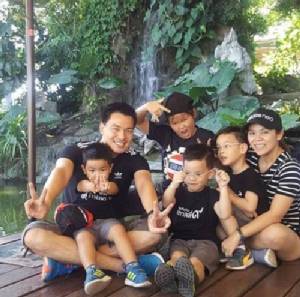 ส่องครอบครัว “บ๊อบ ณัฐธีร์” กับลูกๆ ทั้ง 4 ที่ไม่เห็นออกสื่อ