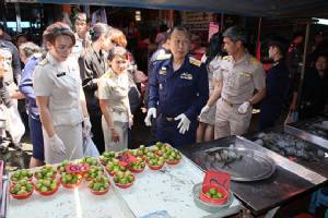 สคบ.ลงพื้นที่ตลาดสดนนทบุรีตรวจสอบความปลอดภัยของอาหาร