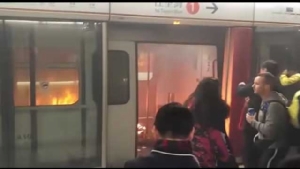 ด่วน! คนร้ายปาระเบิดเพลิง ไฟไหม้รถไฟใต้ดินฮ่องกง บาดเจ็บ 15 คน