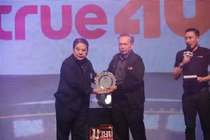 รับรางวัลปูชนียบุคคลผู้สร้างสรรค์วงการมวยแห่งปี
