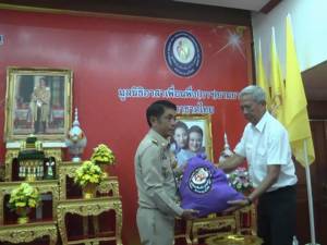 ผู้แทนพระองค์ฯ มูลนิธิอาสาเพื่อนพึ่ง (ภาฯ) ยามยาก เยี่ยมผู้ประสบภัยน้ำท่วมที่ตรัง