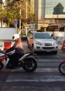 มักง่าย! กระบะกลับรถกลางทางม้าลาย หน้าตึกช้าง