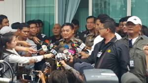ผบ.ตร.เย้ยธัมมชโยแค่พระนักเลง สั่งลุย ยันสาวก-สงฆ์ธรรมกายมีอาวุธ