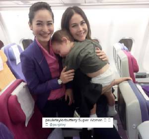 ผู้หญิงย่อมเข้าใจกัน! “พอลล่า” แชะภาพคู่ “พลอย” บนเครื่อง พร้อมแคปชันชื่นชม Super Woman