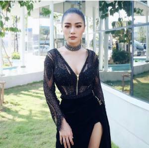 อือหื้อ!! “กระแต อาร์สยาม” แหวกอก โชว์ขาอ่อน มัดใจหนุ่ม
