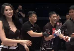 แบบนี้ก็มีด้วย!! นักสู้ MMA กลัว “ริง เกิร์ล” จนต้องวิ่งหนี (ชมคลิป)