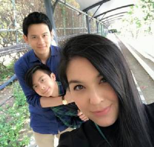 อบอุ่น! “น้องอชิ” แชะภาพพร้อม “แม่โบว์” และ “พ่อฟลุค” วันประชุมผู้ปกครอง