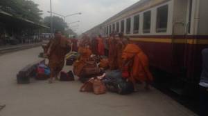 ตำรวจแจง “พระสงฆ์เต็มตู้รถไฟ” ไม่เกี่ยวกับวัดพระธรรมกาย