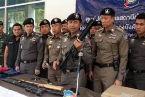 “ผู้การโจ๊ก” นำกำลังจู่โจมค้น 25 จุด ใน จ.ชลบุรี ตามแผนทวงปืนจากรังโจร