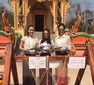 “จั๊กจั่น - เกรซ” พาก๊วนนางเอกสวมผ้าซิ่นทำบุญวัดป่าที่อุดร