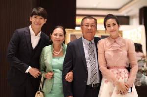 รักนี้ผ่านฉลุย ว่าที่ลูกเขย “ดีเจพุฒ” แชะภาพร่วมกับครอบครัว “จุ๋ย วรัทยา”