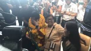 คลิป Live!! “ศรีสะเกษ” หอบเข็มขัดถึงไทย บรรยากาศพร้อมสัมภาษณ์เต็มอิ่ม