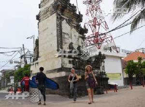 Tourists panic as quake rattles Bali