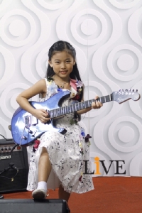 “Petty” ร็อกเกอร์สาวฟันน้ำนม! ว่าที่นักดนตรีอาชีพที่เด็กที่สุดในโลก!! [มีคลิป]