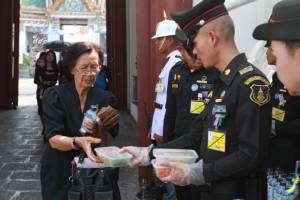 สมเด็จพระเจ้าอยู่หัว ทรงห่วงใยพสกนิกรกราบสักการะพระบรมศพในหลวง ร.๙ พระราชทานอาหาร-น้ำดื่ม 4 มื้อ