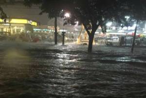 อ่วมอีกแล้ว! พายุฤดูร้อนหอบฝนถล่มเมืองโคราช ท่วมหนักหลายจุดซ้ำซาก (ชมภาพชุด)