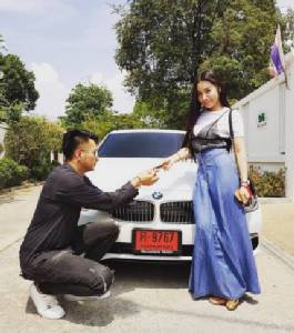 เล่นใหญ่! “บอล เชิญยิ้ม” ง้อเมียด้วยรถ BMW ป้ายแดง ขอบคุณที่กลับมาอยู่ด้วยกันอีกครั้ง