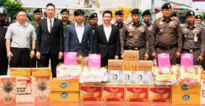 ตรวจเยี่ยมปฏิบัติงานจราจร มอบของที่ระลึก