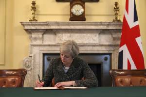 นายกฯ อังกฤษเงิบ EU สวนไม่เจรจาสัมพันธ์ในอนาคตกับ UK ควบคู่กระบวนการเบร็กซิต