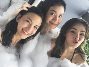 ว้าวแซ่บ! “ปุยฝ้าย” ชวนเพื่อนสนิทลงอ่างเล่นโฟมดับร้อน