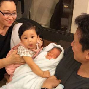 โมเมนต์!!! น่ารัก (ชมคลิป) “น้องปริม” ลูกพ่อมิค หอม “น้องตฤณ” ลูกพ่อชาย