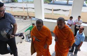 “พระสนิทวงศ์” เข้ารายงานตัวตามหมายเรียกศาลธัญบุรี “องอาจ” โผล่ให้กำลังใจ