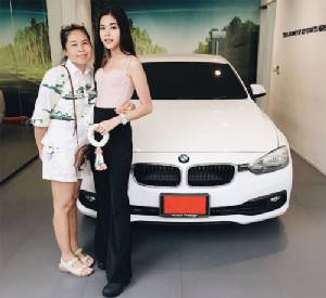 “ไข่มุก เดอะวอยซ์” ซื้อรถ BMW สุดหรูให้แม่ พร้อมโพสต์เป็นของขวัญในวันที่ท่านเจ็บเมื่อ 21 ปีที่แล้ว