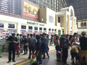 รถไฟพ่วงตู้โดยสารเต็มพิกัด รองรับเดินทางสูงสุดวันละ 100,000 คน