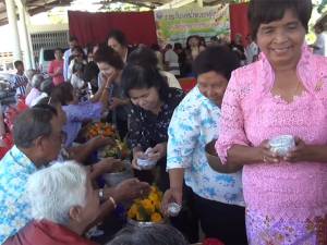 สถาบัน กศน.ภาคใต้ จ.สงขลา จัดพิธีรดน้ำขอพรผู้สูงวัยของชมรมผู้สูงอายุบ้านสวนตูล
