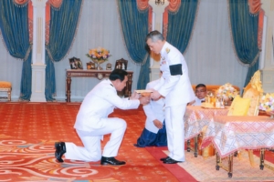 “สมเด็จพระเจ้าอยู่หัว” พระราชทานรายได้จากการจำหน่ายบัตรอวยพร เพื่อช่วยเหลือผู้ประสบอุทกภัยภาคใต้ 40 ล้านบาท