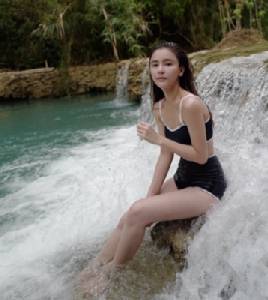 “ออม สุชาร์” เซ็กซี่กรุบกริบเล่นน้ำตก ทริปตะลุยหลวงพระบาง