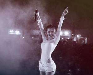 มันจุกมาก! ชมคลิปวินาที “กระแต อาร์สยาม” ล้มหงายกลางเวที