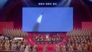 เกาหลีเหนือยั่วสหรัฐฯ! ฉายวิดีโอยิงขีปนาวุธล้างผลาญเมืองมะกันกลางงานฉลองวันเกิดอดีตผู้นำ (ชมคลิป)
