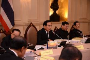 “บิ๊กตู่” งดคุยสื่อ พบมีติดป้ายห้ามผ่านหน้าห้องประชุม ป.ย.ป.ให้รอแค่ที่รังนกกระจอก