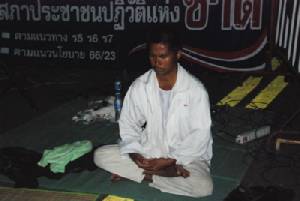 ตร.นำตัวแนวร่วมธรรมยาตรา อ้างถอนหมุดคณะราษฎร สอบสวน-ตรวจสภาพจิต