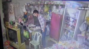 แรงงานพม่าทำทีเข้าไปซื้อขนม เจ้าของร้านเผลอฉกเงินหนี สุดท้ายถูกรวบทันควัน