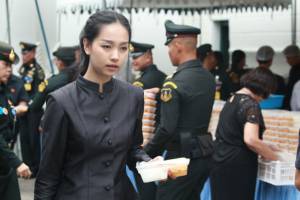 สมเด็จพระเจ้าอยู่หัว พระราชทานอาหาร-น้ำดื่ม แก่พสกนิกรสักการะพระบรมศพในหลวง ร.๙