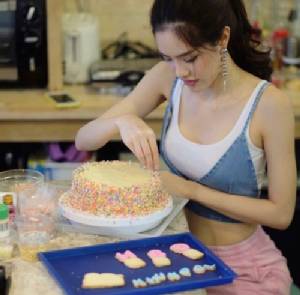 อิจฉาเบอร์แรง!! “เกรซ” หอบเค้กทำเอง เซอร์ไพรส์วันเกิด “ขุนพล”
