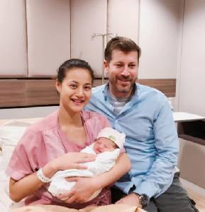 “น้ำฝน” คลอดลูกสาวแล้วหลังอุ้มท้องนานกว่า 10 เดือน