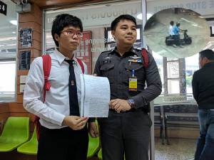 ตร.จ่อเชิญอดีต 2 นักศึกษาอุเทนฯ รับทราบข้อหาข่มขู่ สร้างความเดือดร้อน “เนติวิทย์”