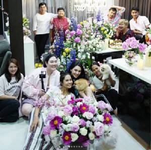 “ใหม่ ดาวิกา” กรี๊ดดังมาก “น้ำตาล ชลิตา” ร่วมเบิร์ดเดย์วันเกิดถึงบ้าน