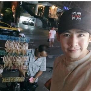ติดดินอะไรเบอร์นี้!! "นิชคุณ" บินกลับไทย ขอฟาดปลาหมึกย่างข้างทาง 10 ตัว